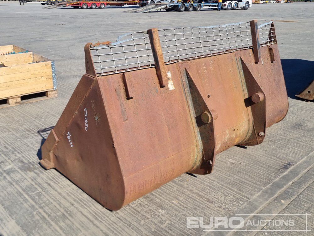 Manitou 94" Loading Bucket to suit Telehandler - Godet: photos 3 Manitou 94" Loading Bucket to suit Telehandler - Godet: photos 3