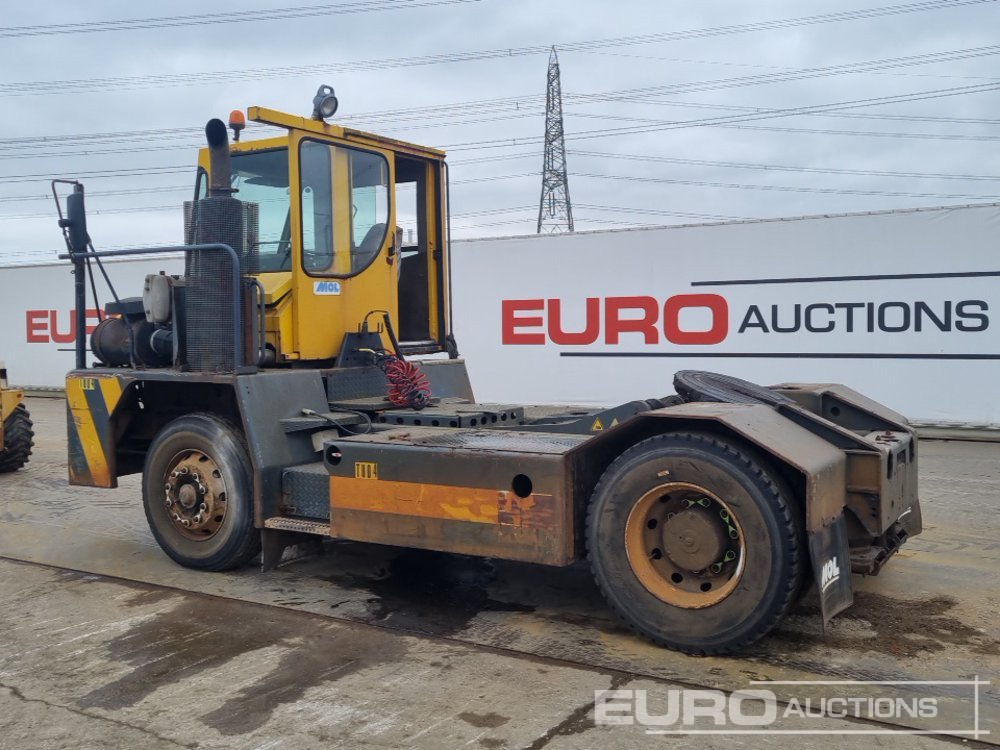Mol YT200 - Tracteur portuaire: photos 3 Mol YT200 - Tracteur portuaire: photos 3