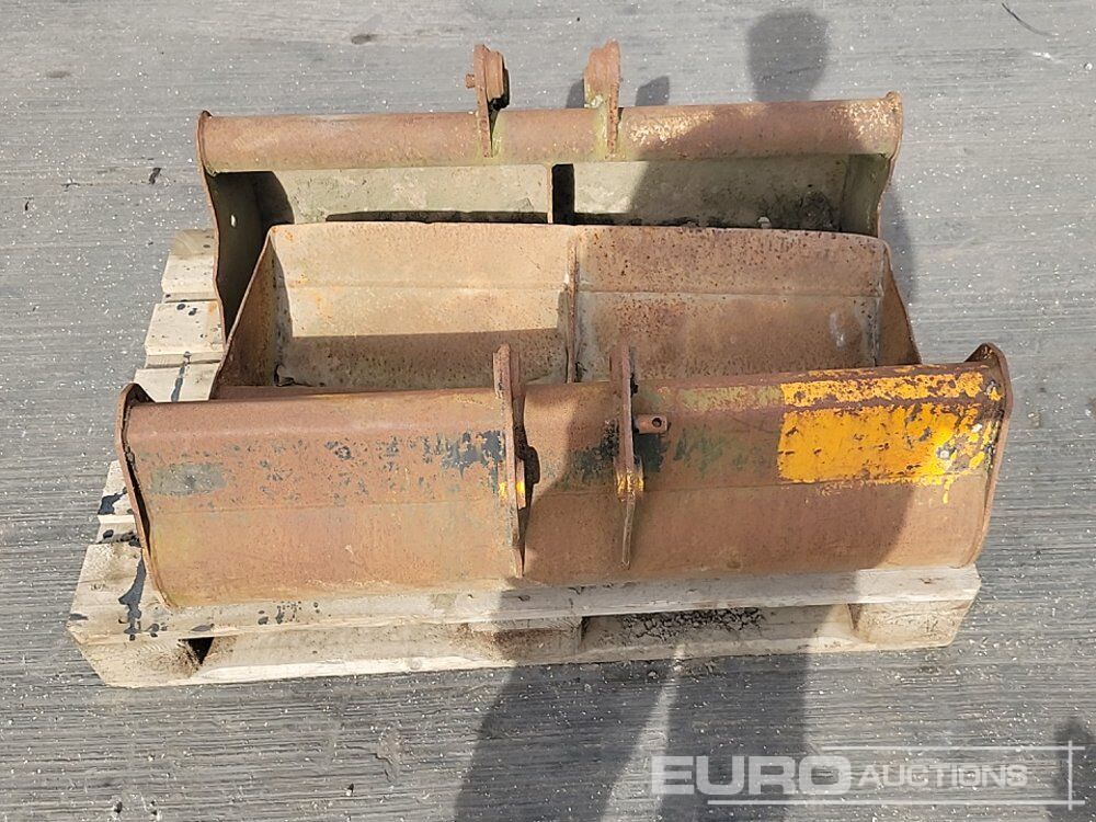 Pallet Of Assorted Buckets - Godet: photos 4 Pallet Of Assorted Buckets - Godet: photos 4