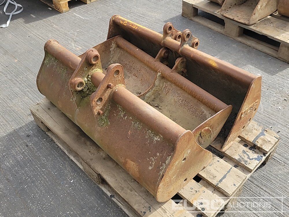 Pallet Of Assorted Buckets - Godet: photos 1 Pallet Of Assorted Buckets - Godet: photos 1
