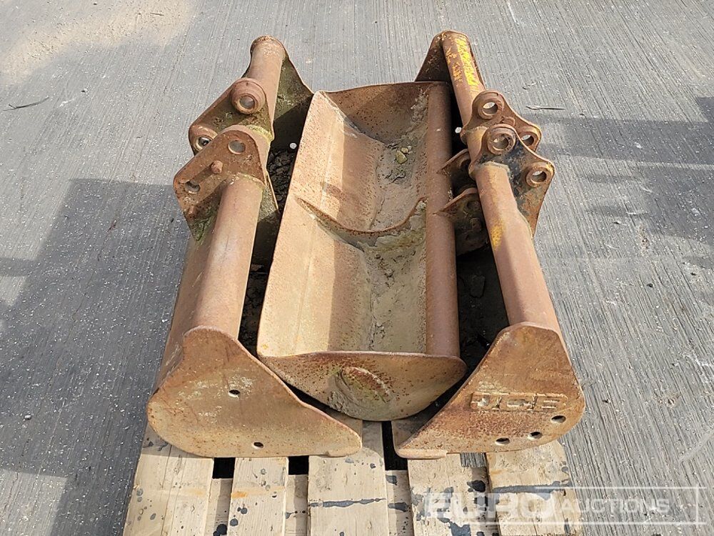 Pallet Of Assorted Buckets - Godet: photos 2 Pallet Of Assorted Buckets - Godet: photos 2