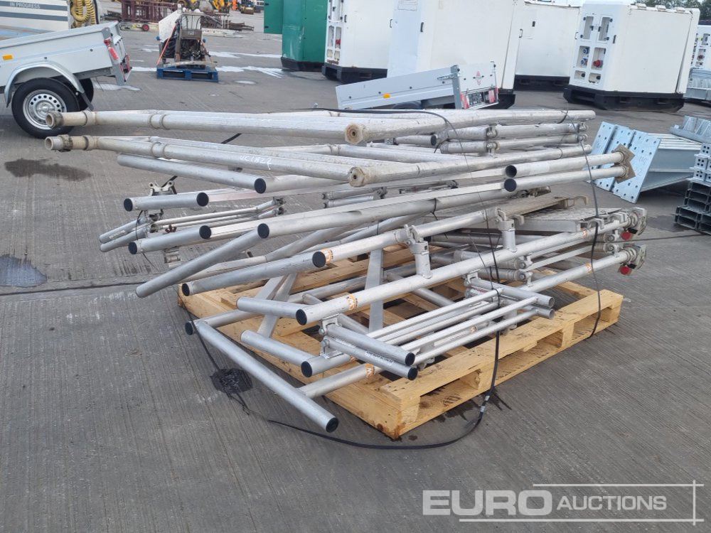 Pallet of Folding Aluminium Scaffolding - Matériel de chantier: photos 1 Pallet of Folding Aluminium Scaffolding - Matériel de chantier: photos 1