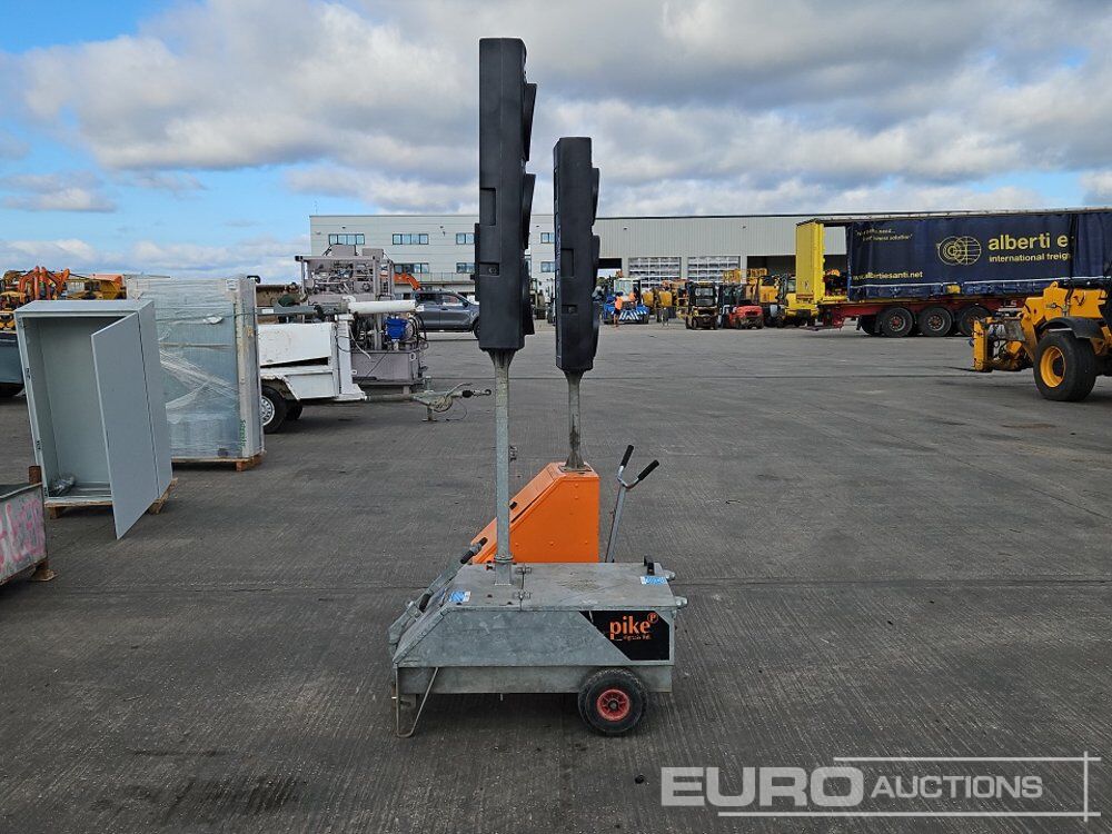Pikes 2 Way Traffic Light System - Remorque porte engin: photos 4 Pikes 2 Way Traffic Light System - Remorque porte engin: photos 4