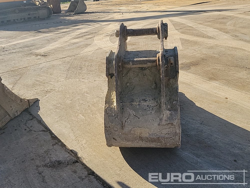 Rhinox 24" Digging Bucket 65mm Pin to suit 13 Ton Excavator - Godet: photos 4 Rhinox 24" Digging Bucket 65mm Pin to suit 13 Ton Excavator - Godet: photos 4