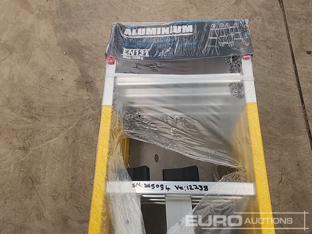 Unused Multipurpose Fibreglass Step Ladder - Équipement de garage: photos 5 Unused Multipurpose Fibreglass Step Ladder - Équipement de garage: photos 5