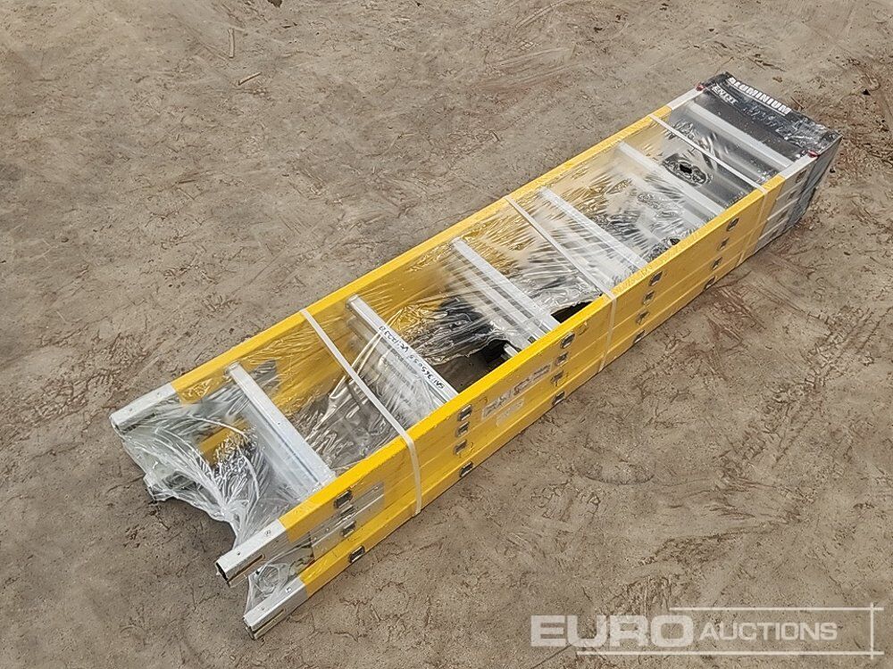 Unused Multipurpose Fibreglass Step Ladder - Équipement de garage: photos 1 Unused Multipurpose Fibreglass Step Ladder - Équipement de garage: photos 1