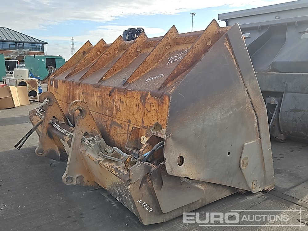 Volvo 116" Hydraulic 4 in 1 Bucket to suit Wheeled Loader - Godet: photos 5 Volvo 116" Hydraulic 4 in 1 Bucket to suit Wheeled Loader - Godet: photos 5
