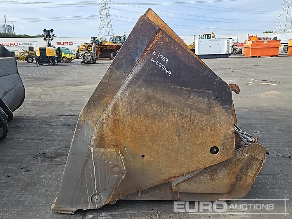 Volvo 116" Hydraulic 4 in 1 Bucket to suit Wheeled Loader - Godet: photos 2 Volvo 116" Hydraulic 4 in 1 Bucket to suit Wheeled Loader - Godet: photos 2