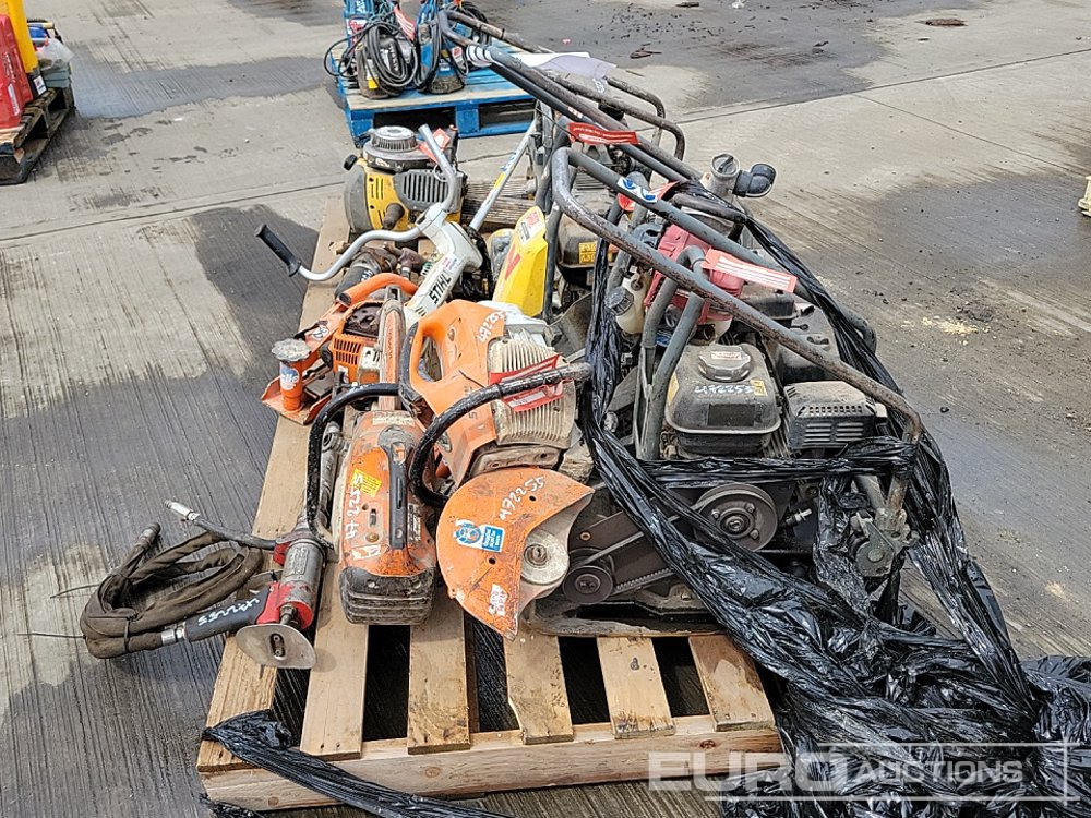 Wacker Neuson Petrol Compaction Plate (4 of, Spares), Handheld Breaker (2 of), Stihl Petrol Quick Cut Saw (2 of, Spares), Strimmer (Spares), Battery Charger, Pneumatic Handheld Breaker (3 of), Poker U - Travaux routiers: photos 2 Wacker Neuson Petrol Compaction Plate (4 of, Spares), Handheld Breaker (2 of), Stihl Petrol Quick Cut Saw (2 of, Spares), Strimmer (Spares), Battery Charger, Pneumatic Handheld Breaker (3 of), Poker U - Travaux routiers: photos 2