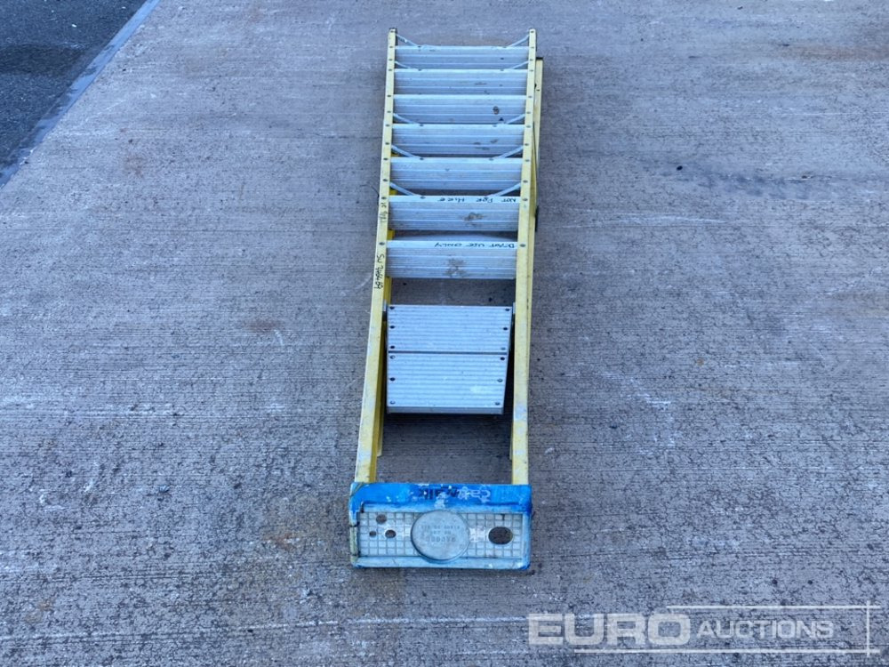 Youngman 8 Tread Fibreglass Step Ladder - Matériel de chantier: photos 4 Youngman 8 Tread Fibreglass Step Ladder - Matériel de chantier: photos 4
