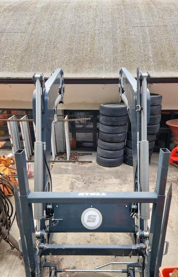 Caricatore frontale usato Stoll modello Profiline - Chargeur frontal pour tracteur: photos 2 Caricatore frontale usato Stoll modello Profiline - Chargeur frontal pour tracteur: photos 2