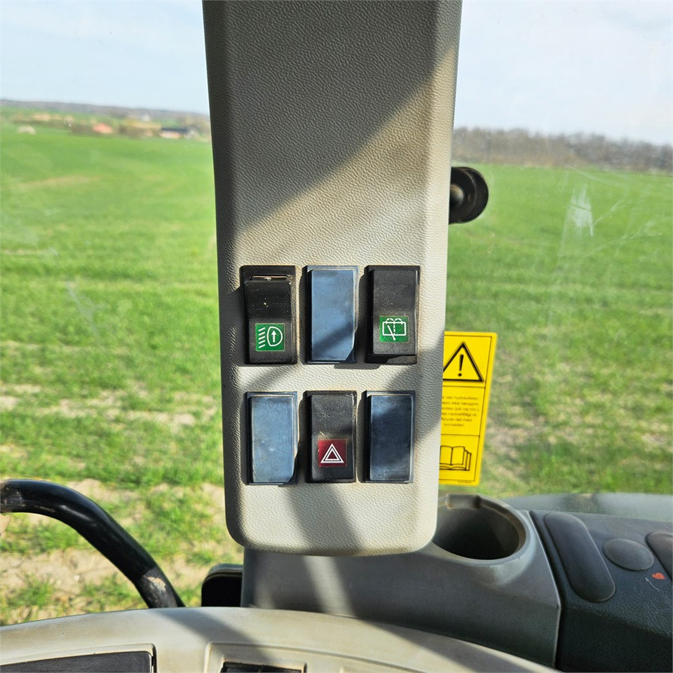 Tracteur agricole Claas ARION 640: photos 20