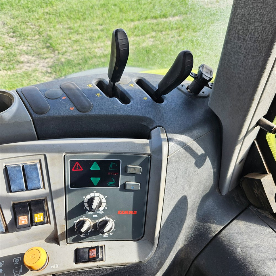 Tracteur agricole Claas ARION 640: photos 15