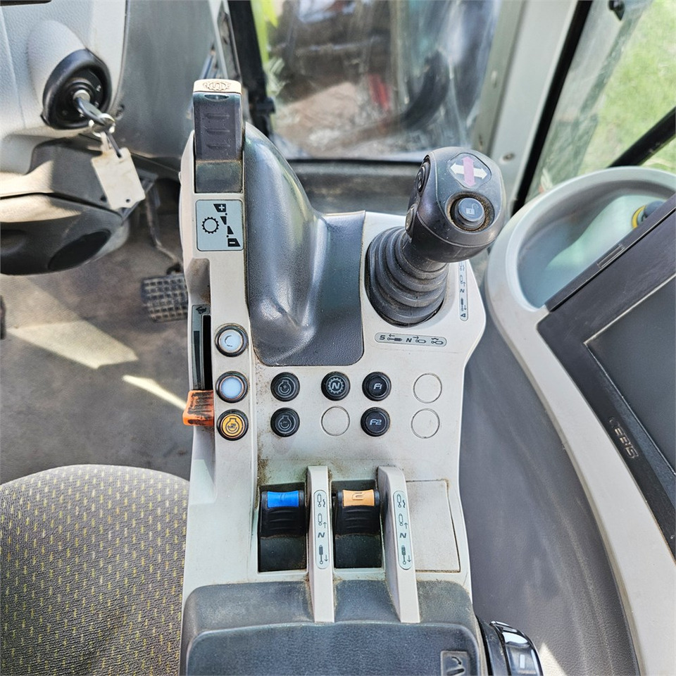 Tracteur agricole Claas ARION 640: photos 12
