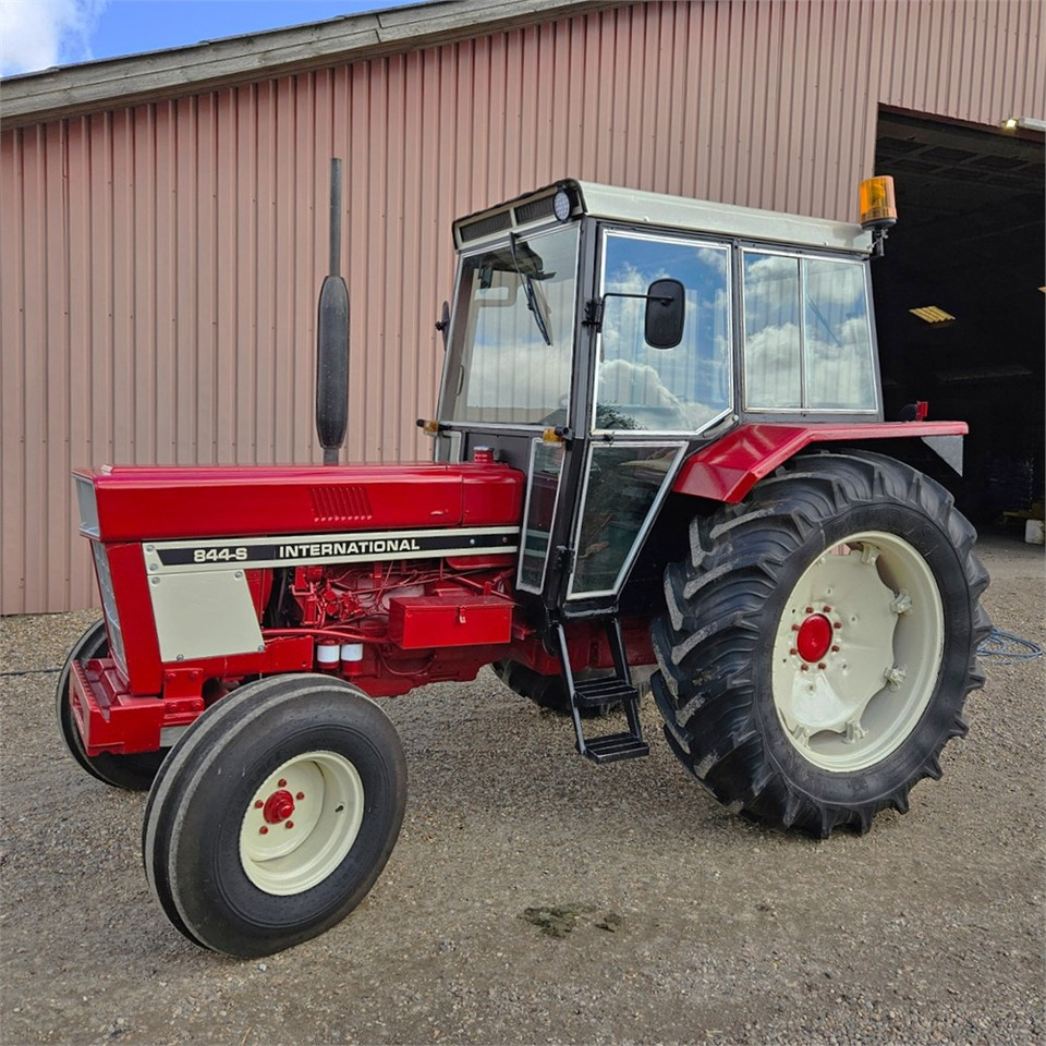 IH 844 S - Tracteur agricole: photos 1 IH 844 S - Tracteur agricole: photos 1