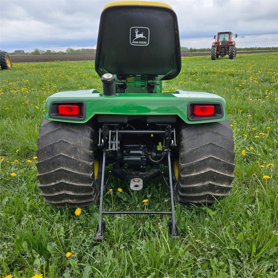 John Deere 318 - Tracteur communal: photos 4 John Deere 318 - Tracteur communal: photos 4