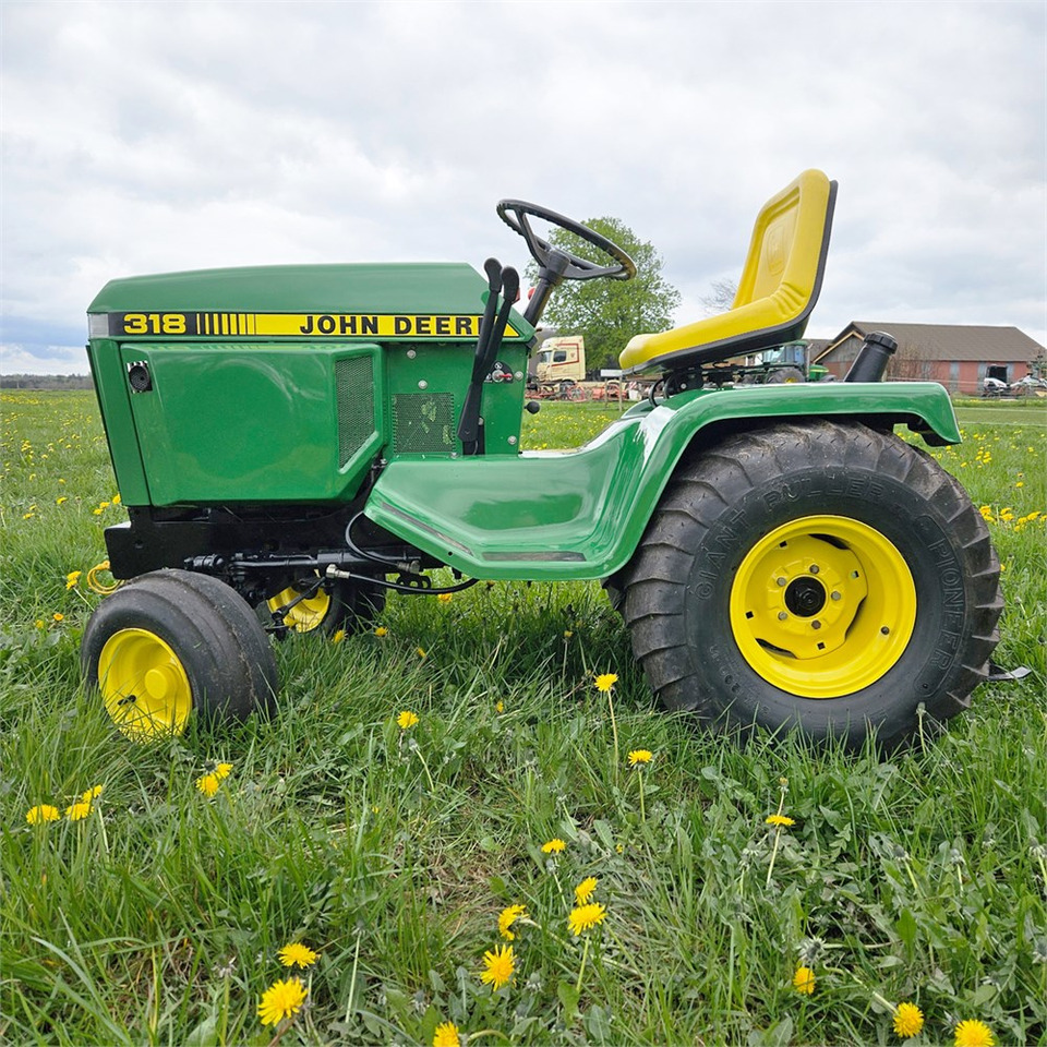 John Deere 318 - Tracteur communal: photos 2 John Deere 318 - Tracteur communal: photos 2
