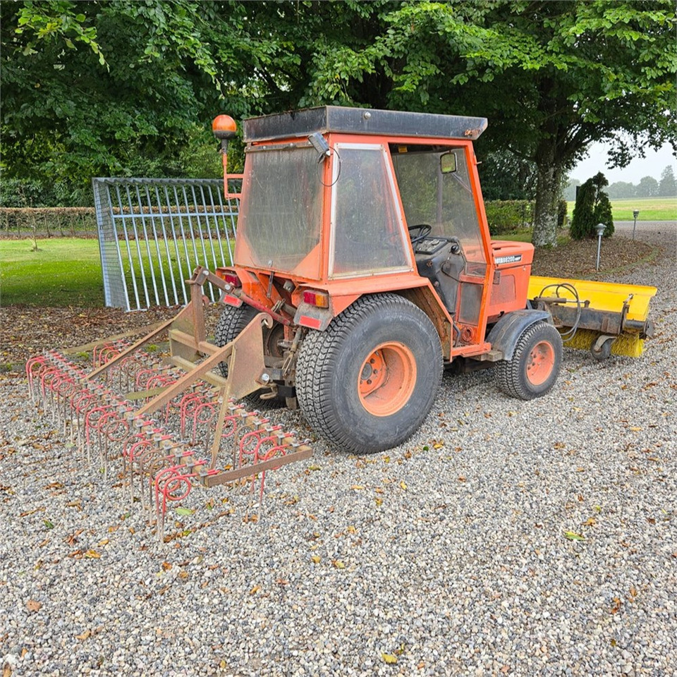 Kubota B8200 - Tracteur communal: photos 5 Kubota B8200 - Tracteur communal: photos 5