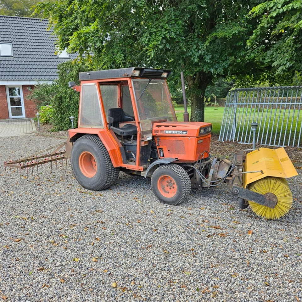 Kubota B8200 - Tracteur communal: photos 1 Kubota B8200 - Tracteur communal: photos 1