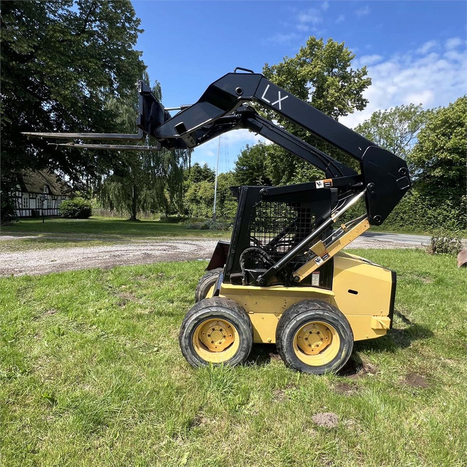 New Holland LX465 - Mini chargeuse: photos 4 New Holland LX465 - Mini chargeuse: photos 4
