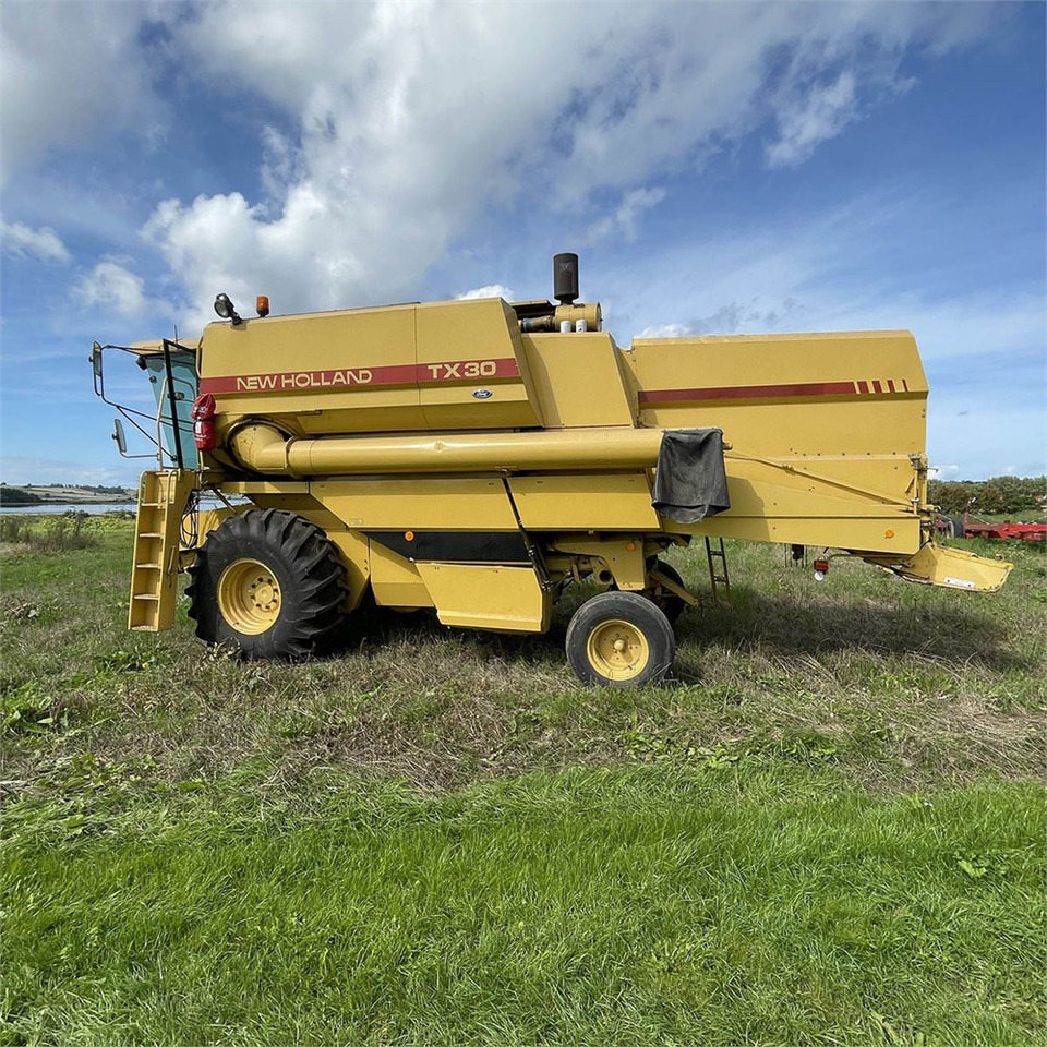 New Holland TX 30 - Moissonneuse-batteuse: photos 4 New Holland TX 30 - Moissonneuse-batteuse: photos 4