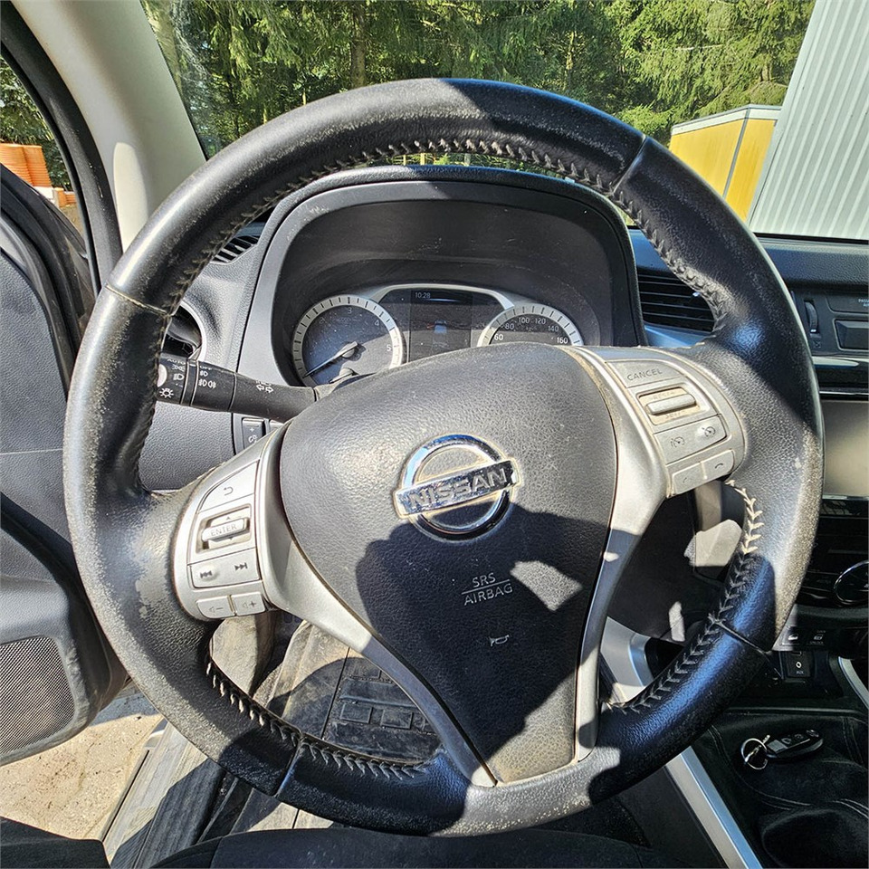 Pick-up Nissan Navara: photos 10