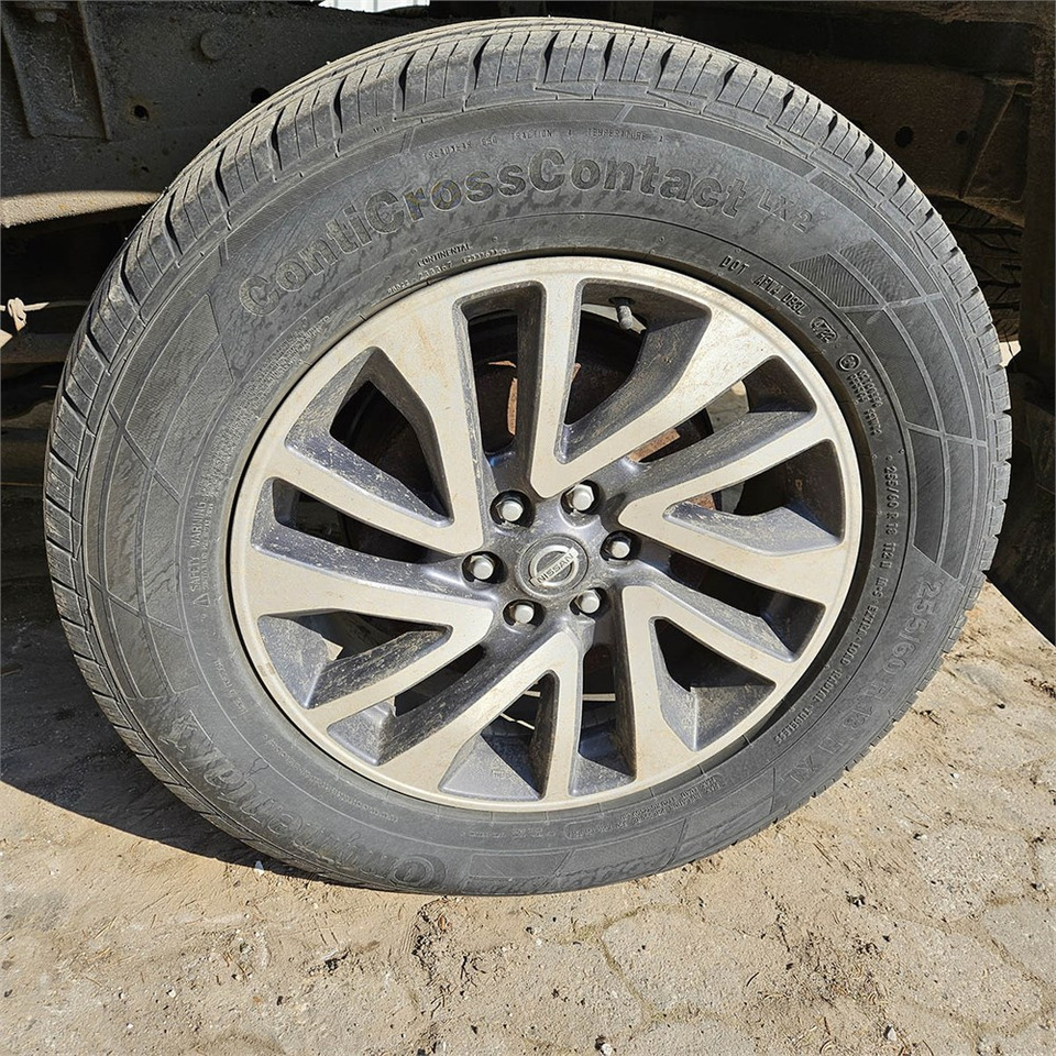 Pick-up Nissan Navara: photos 25