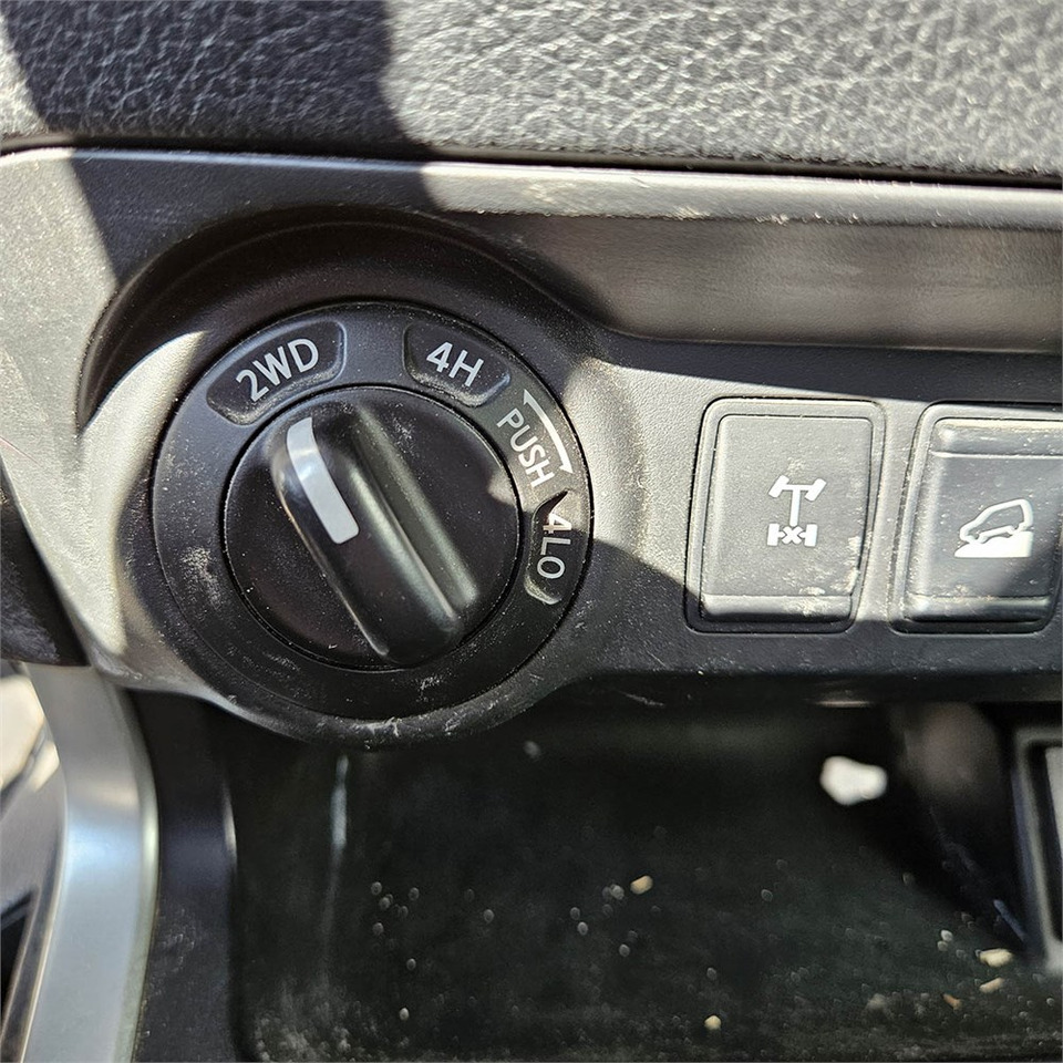 Pick-up Nissan Navara: photos 16