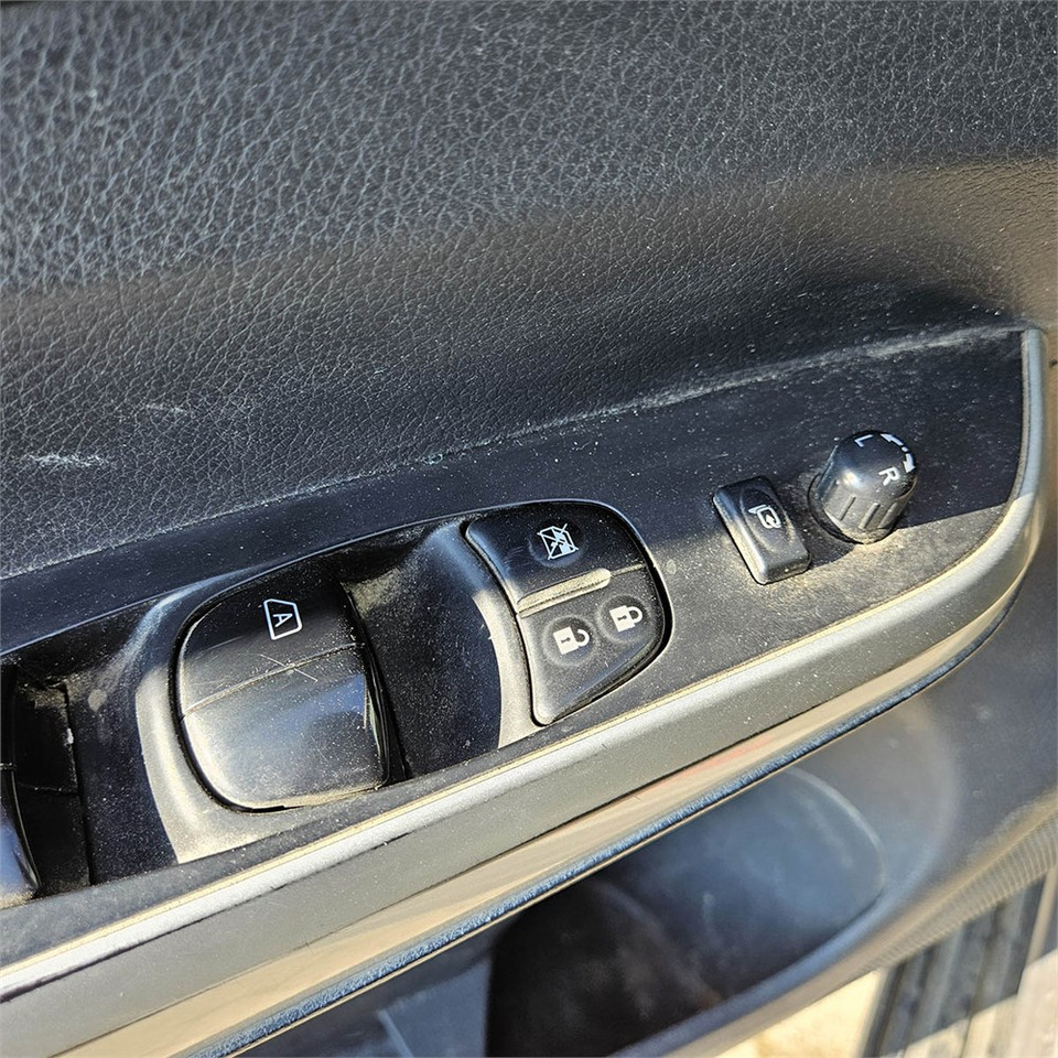 Pick-up Nissan Navara: photos 14