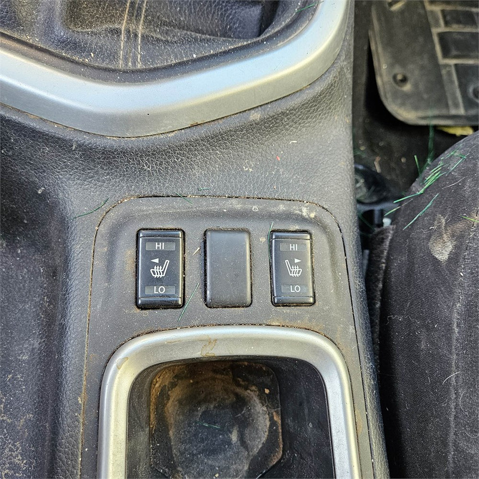 Pick-up Nissan Navara: photos 15
