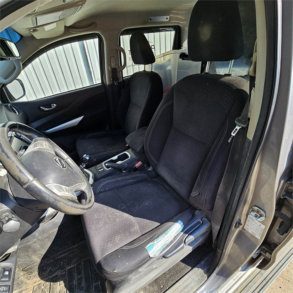 Pick-up Nissan Navara: photos 9