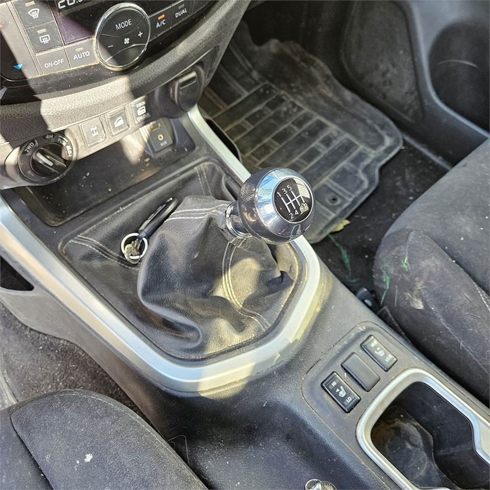 Pick-up Nissan Navara: photos 13