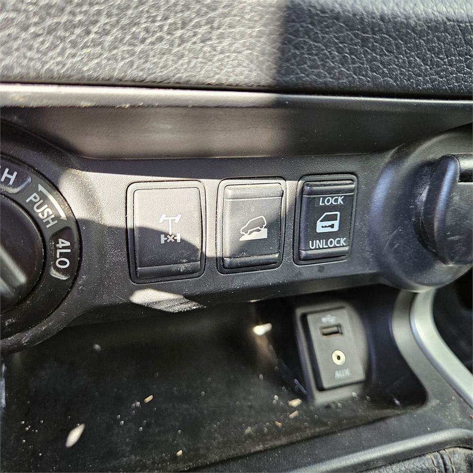 Pick-up Nissan Navara: photos 17