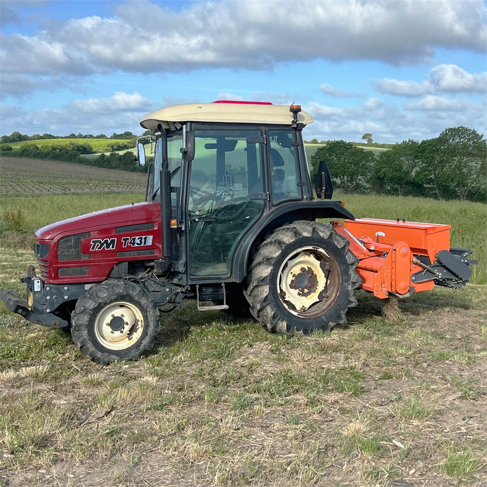 TYM T 431 - Tracteur communal: photos 4 TYM T 431 - Tracteur communal: photos 4
