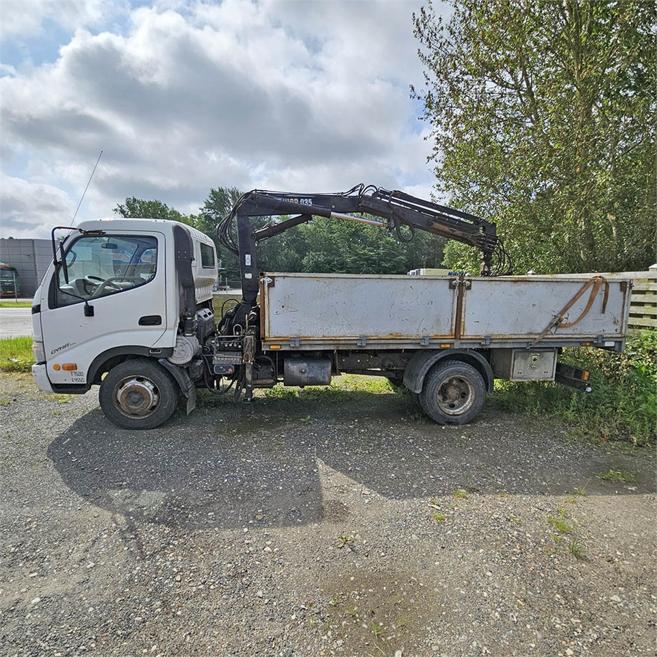 Toyota Dyna 200 - Camion plateau: photos 2 Toyota Dyna 200 - Camion plateau: photos 2