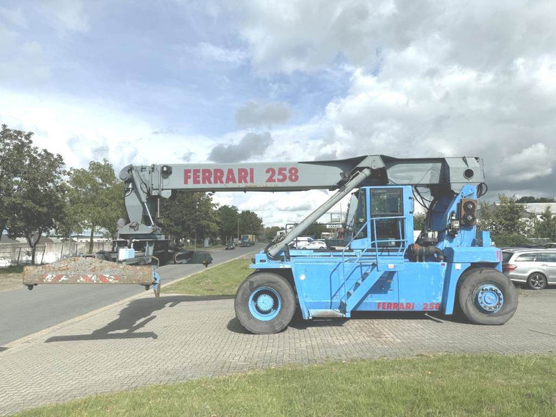 CVS Ferrari F258.6 - Reach stacker: photos 1 CVS Ferrari F258.6 - Reach stacker: photos 1