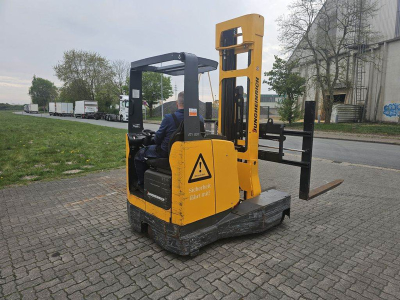 Jungheinrich ETVQ20 - Chariot à mât rétractable: photos 5 Jungheinrich ETVQ20 - Chariot à mât rétractable: photos 5