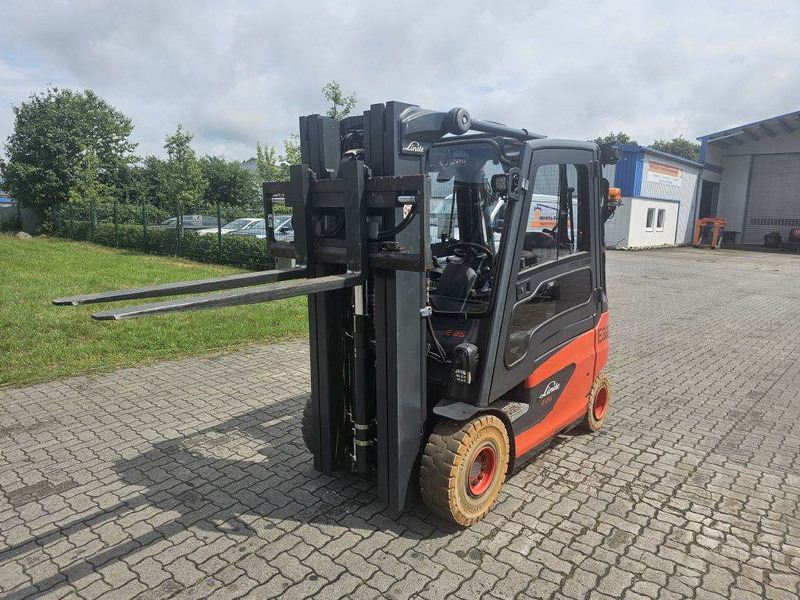Linde E25-01 UVV - Chariot élévateur électrique: photos 1 Linde E25-01 UVV - Chariot élévateur électrique: photos 1