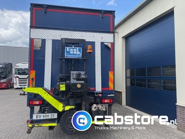 Volvo FM9 4X2R FAL9.0 RAD-A4 Volvo FM300 4x2 Euro 5 bakwagen - Schuifzeilen - Laadklep 2000 kg - Bouwjaar 2008 - Kooi-Aap heftruck - Camion fourgon: photos 4 Volvo FM9 4X2R FAL9.0 RAD-A4 Volvo FM300 4x2 Euro 5 bakwagen - Schuifzeilen - Laadklep 2000 kg - Bouwjaar 2008 - Kooi-Aap heftruck - Camion fourgon: photos 4