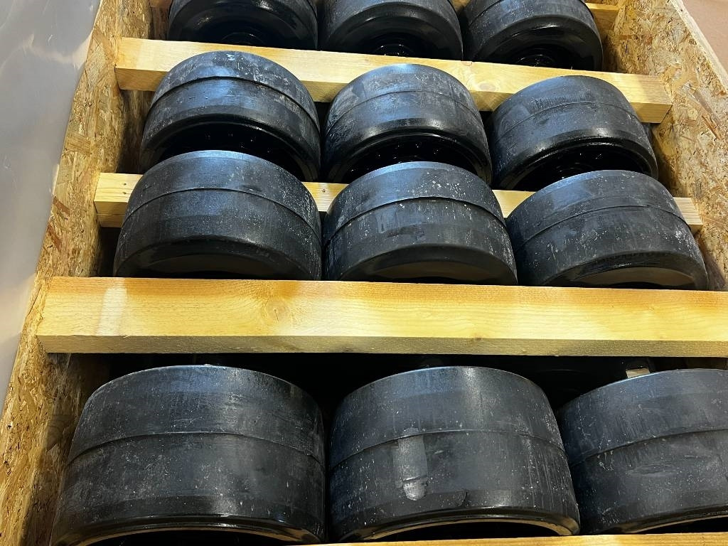 CNH Track rollers for tracks - CNH - Quadtrac/Steiger - Pneu pour Machine agricole: photos 4 CNH Track rollers for tracks - CNH - Quadtrac/Steiger - Pneu pour Machine agricole: photos 4