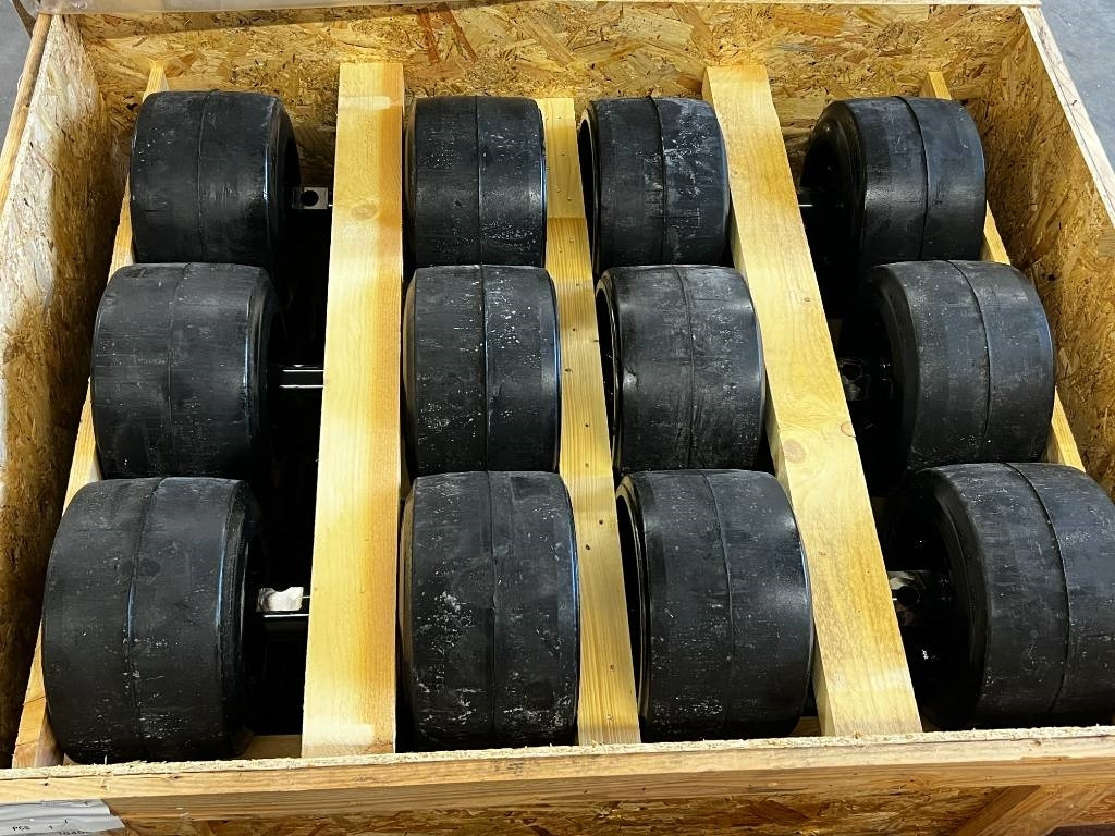 CNH Track rollers for tracks - CNH - Quadtrac/Steiger - Pneu pour Machine agricole: photos 2 CNH Track rollers for tracks - CNH - Quadtrac/Steiger - Pneu pour Machine agricole: photos 2