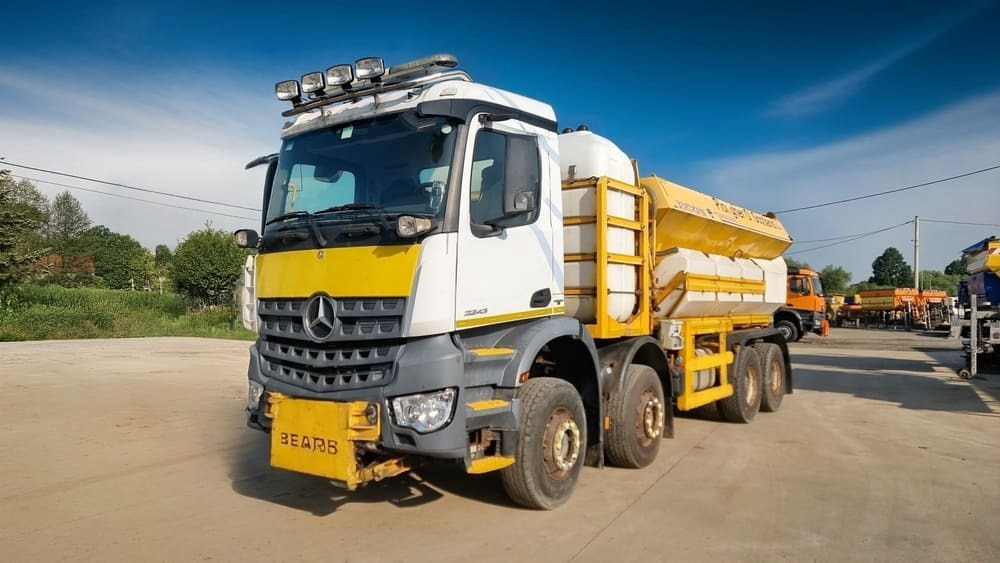 MERCEDES-BENZ AROCS 3243 8x4 | Euro 6 | Piaskarko Solarka Econ 12m³ - Engin de déneigement: photos 1 MERCEDES-BENZ AROCS 3243 8x4 | Euro 6 | Piaskarko Solarka Econ 12m³ - Engin de déneigement: photos 1