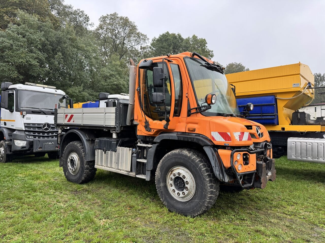 Mercedes-Benz Unimog U527 - Véhicule de voirie/ Spécial: photos 1 Mercedes-Benz Unimog U527 - Véhicule de voirie/ Spécial: photos 1