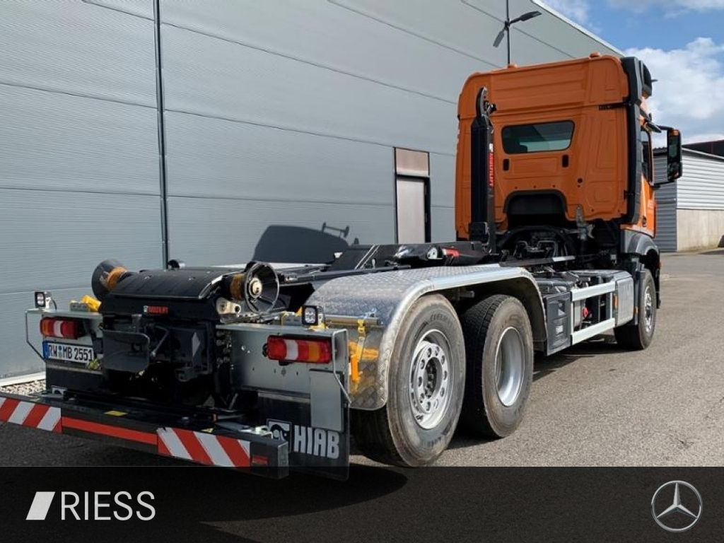 Mercedes-Benz 2551 L Abrollkipper mit HAD, gelenkter liftbarer - Camion: photos 3 Mercedes-Benz 2551 L Abrollkipper mit HAD, gelenkter liftbarer - Camion: photos 3