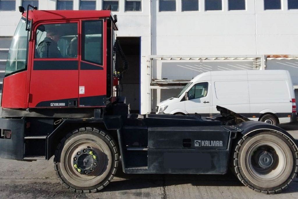 Kalmar TR618 - Tracteur portuaire: photos 1 Kalmar TR618 - Tracteur portuaire: photos 1
