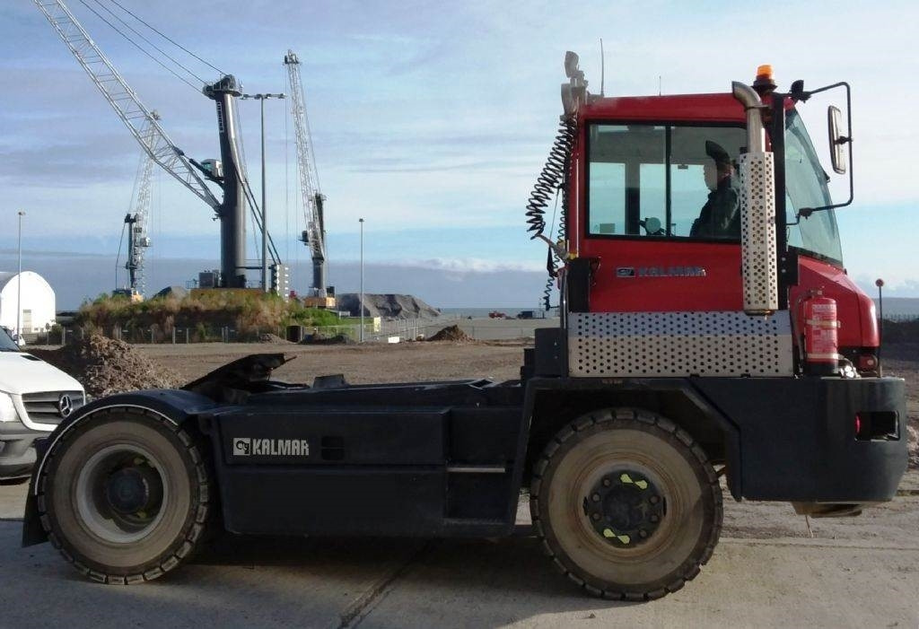Kalmar TR618 - Tracteur portuaire: photos 2 Kalmar TR618 - Tracteur portuaire: photos 2