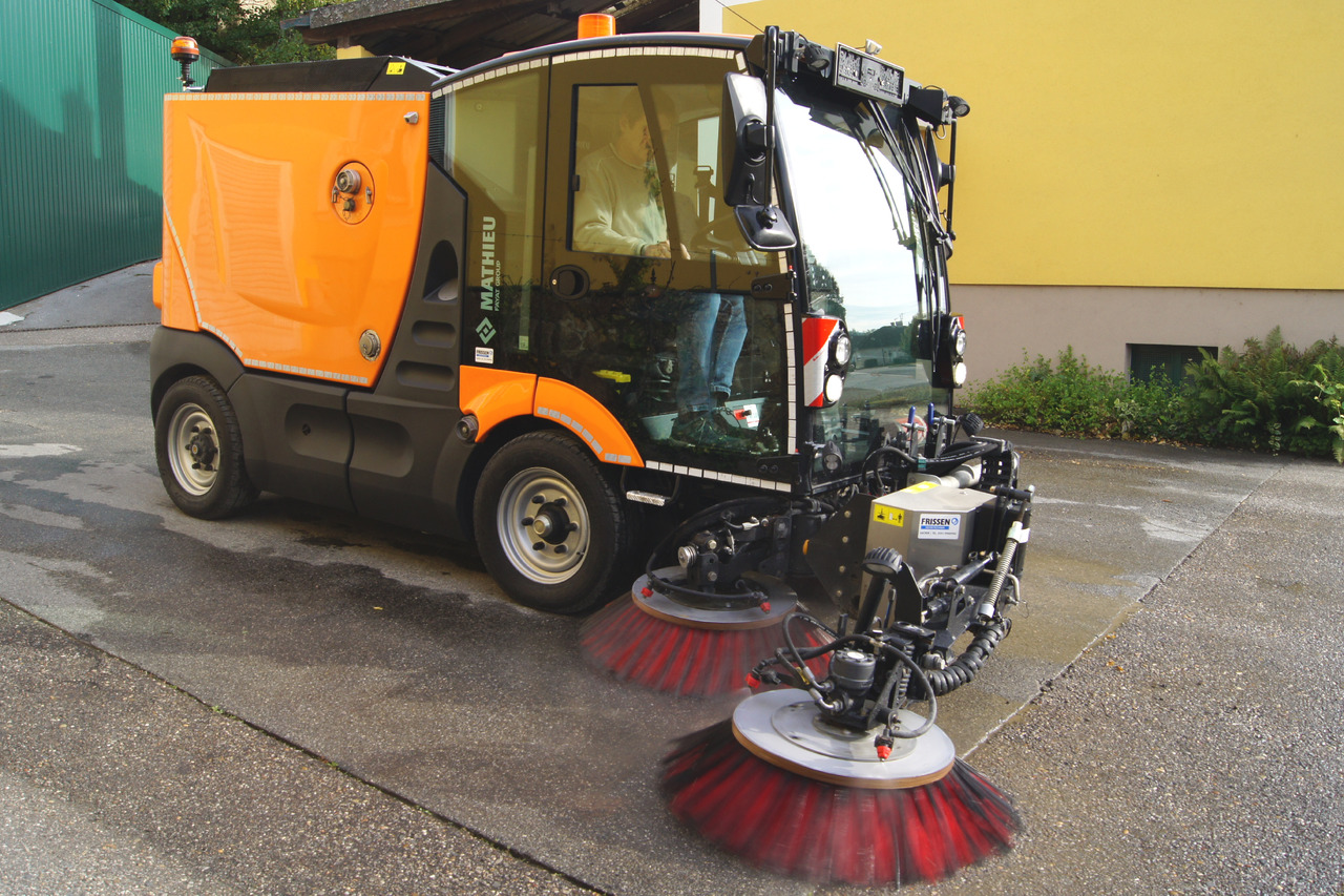 MATHIEU Azura Flex MC210 3-rd brush / EURO 6 - Balayeuse de voirie: photos 2 MATHIEU Azura Flex MC210 3-rd brush / EURO 6 - Balayeuse de voirie: photos 2
