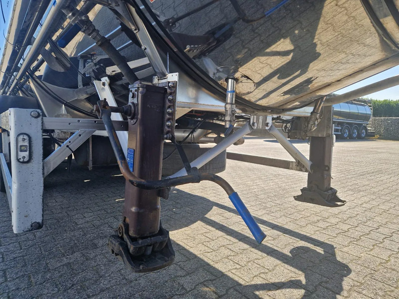 Feldbinder 38000 liter 3 kamer tankoplegger met CIP Leiding en tank verwarming - Semi-remorque citerne: photos 5 Feldbinder 38000 liter 3 kamer tankoplegger met CIP Leiding en tank verwarming - Semi-remorque citerne: photos 5