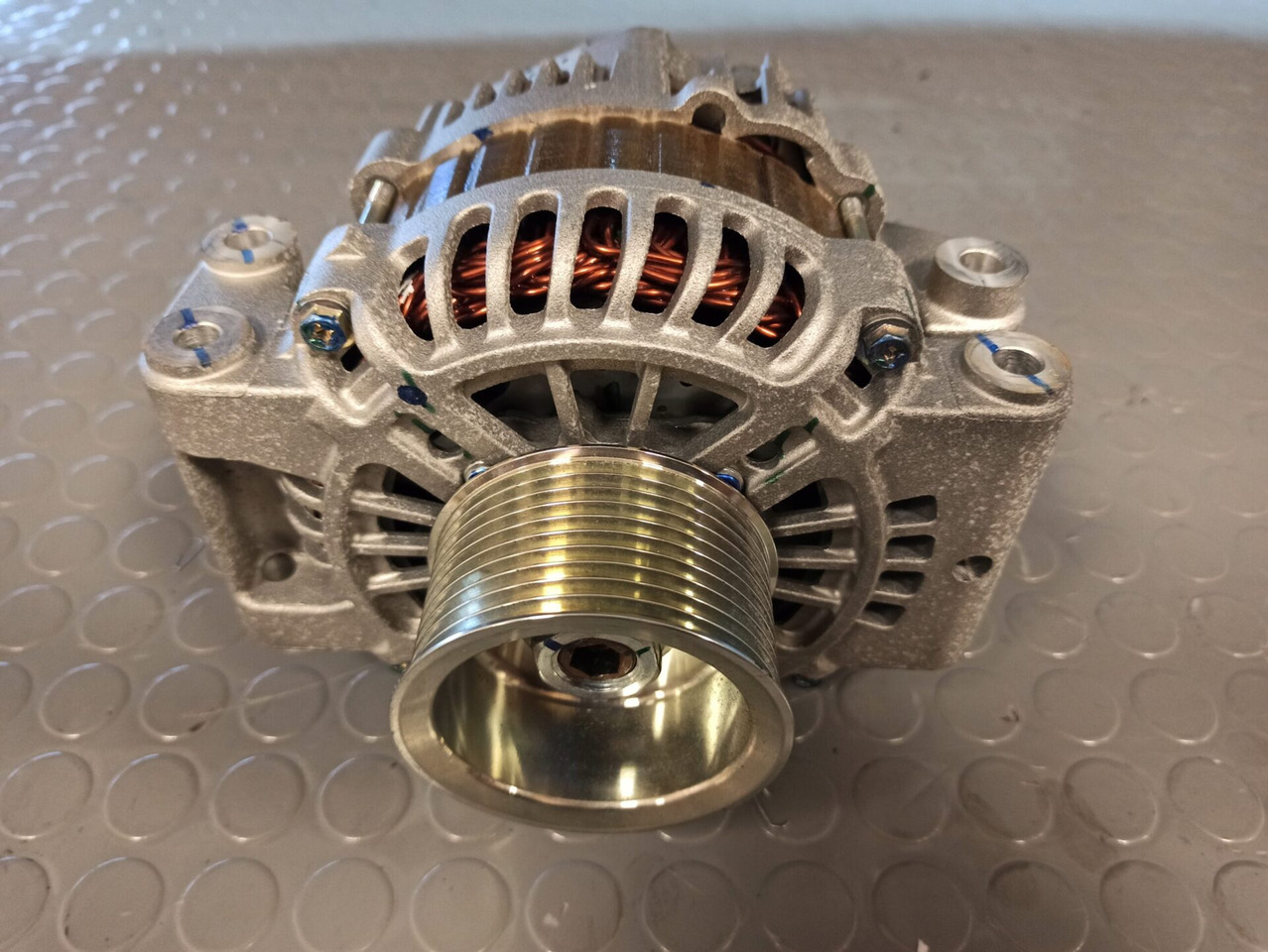 SCANIA ALTERNATOR - 2398370 - Alternateur pour Camion: photos 1 SCANIA ALTERNATOR - 2398370 - Alternateur pour Camion: photos 1