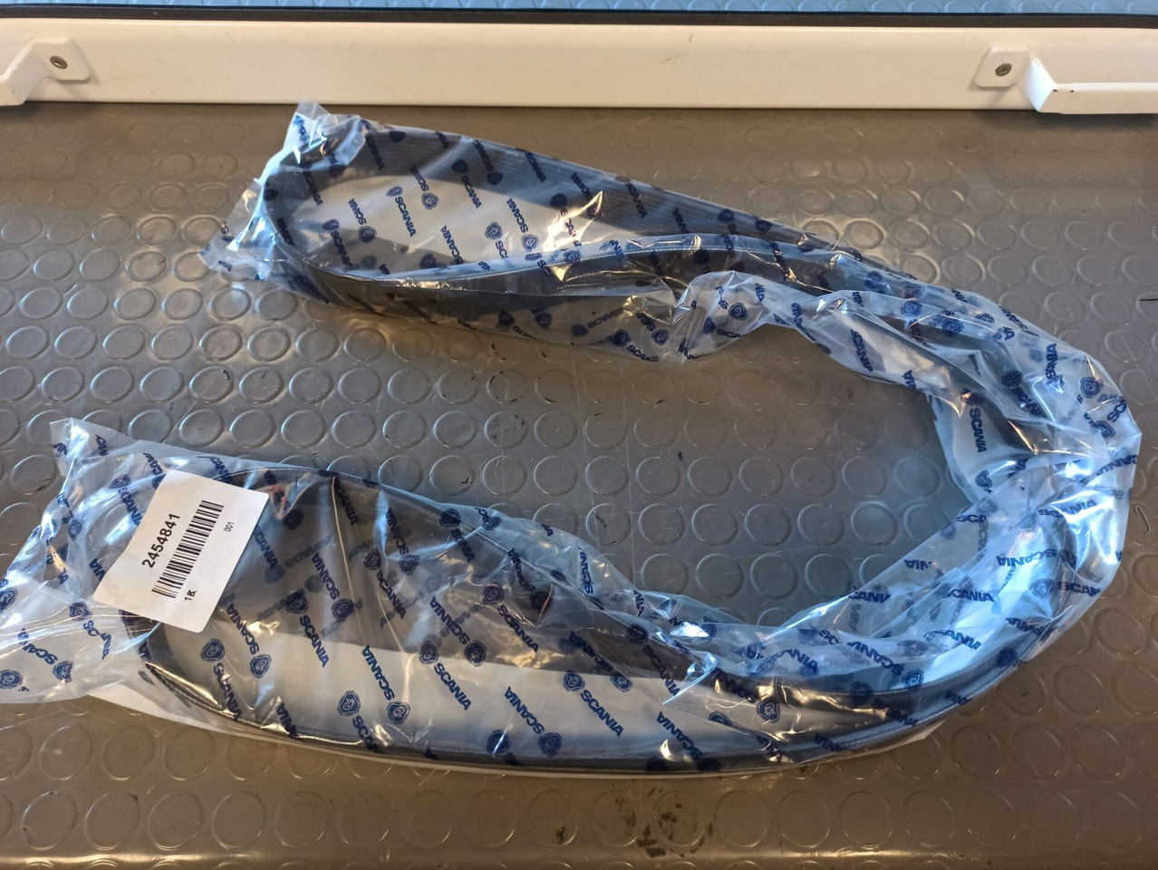 SCANIA POLY-V-BELT 2454841 - Courroie pour Camion: photos 1 SCANIA POLY-V-BELT 2454841 - Courroie pour Camion: photos 1